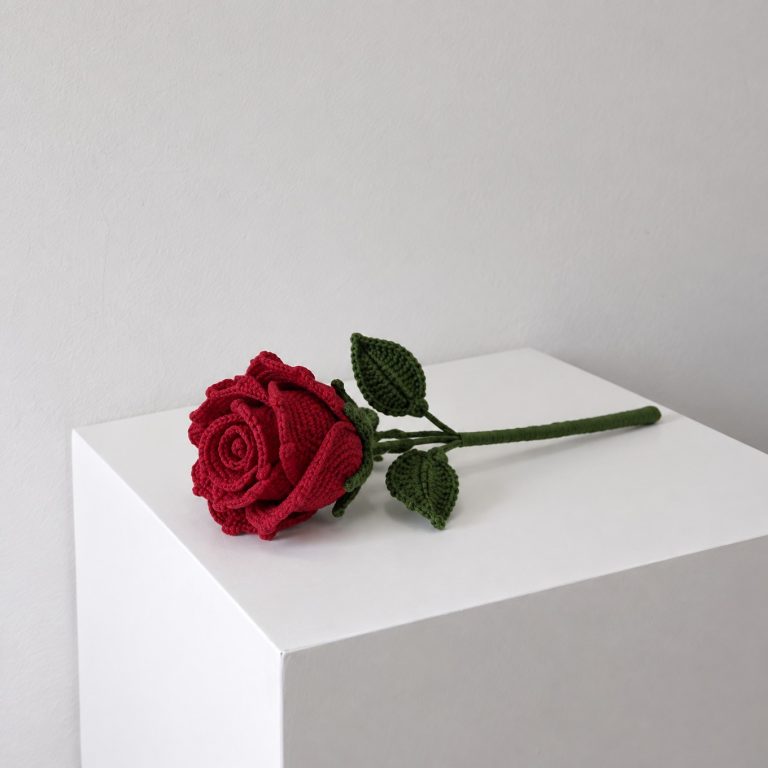 Midnight Romance – Crochet Red and Cream Rose Bouquet porté